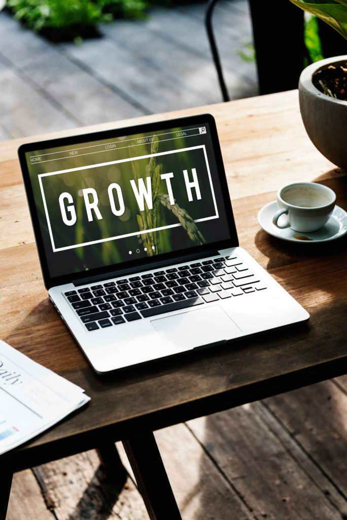 En la imagen se muestra una computadora con una frase GROWTH