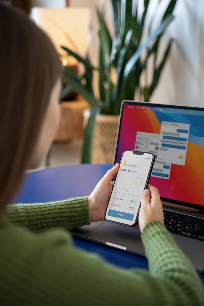En la imagen se muestra una persona sosteniendo un celular hace referencia al metodo de pago y garantia de mis servicios